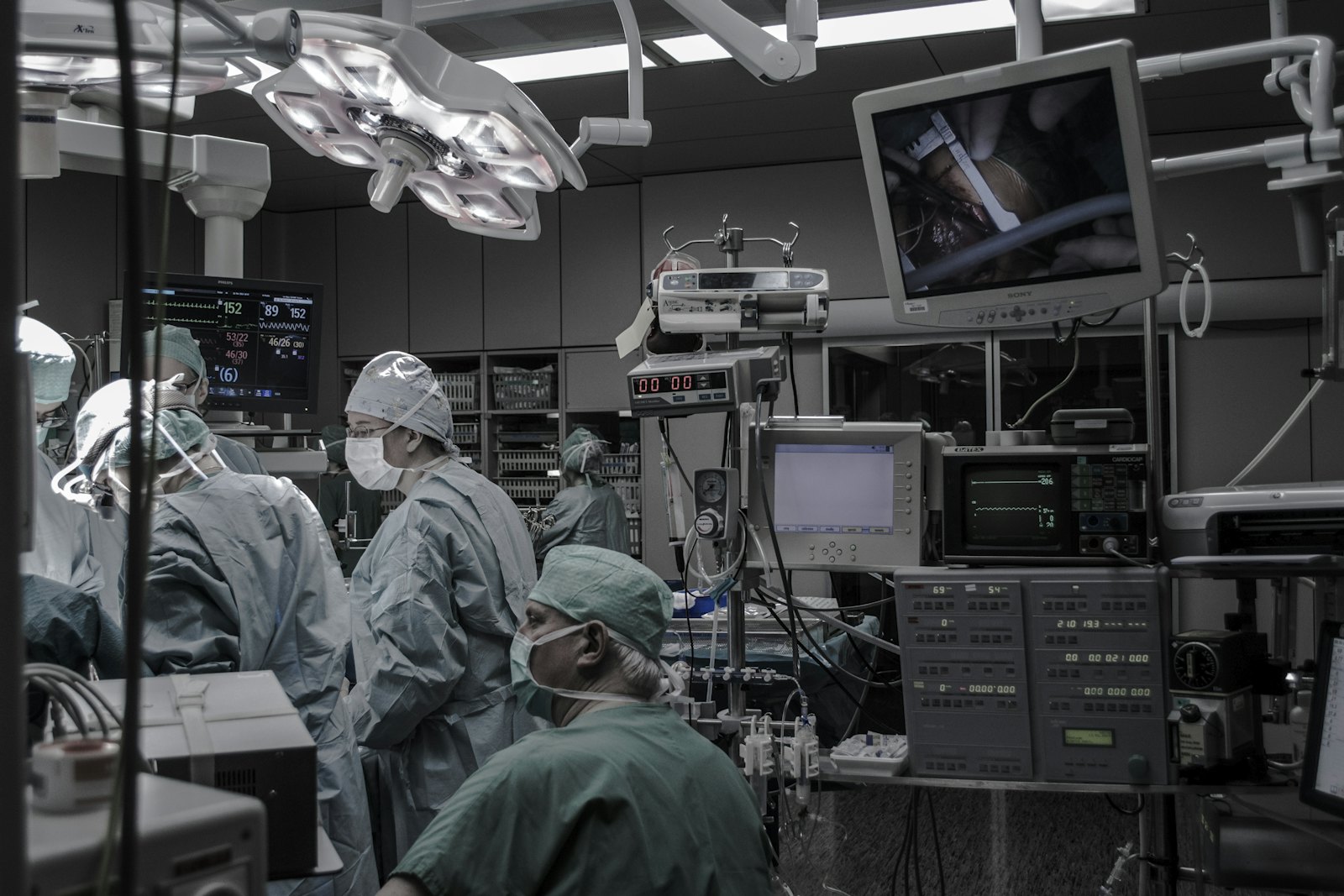 Équipe chirurgica in una sala operatoria moderna