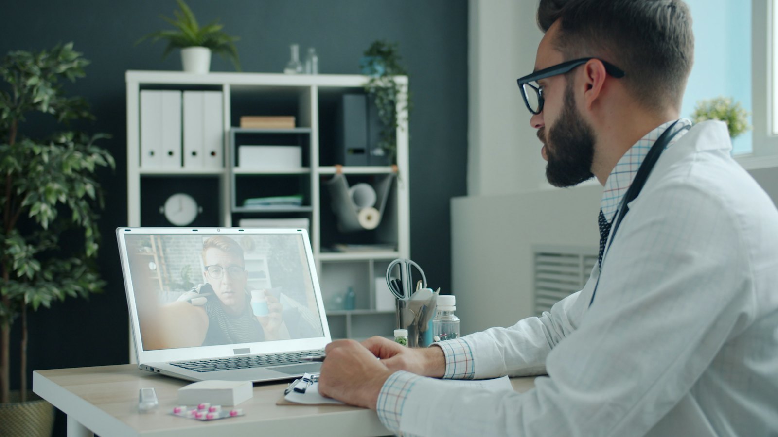 Medico che segue un paziente in videochiamata